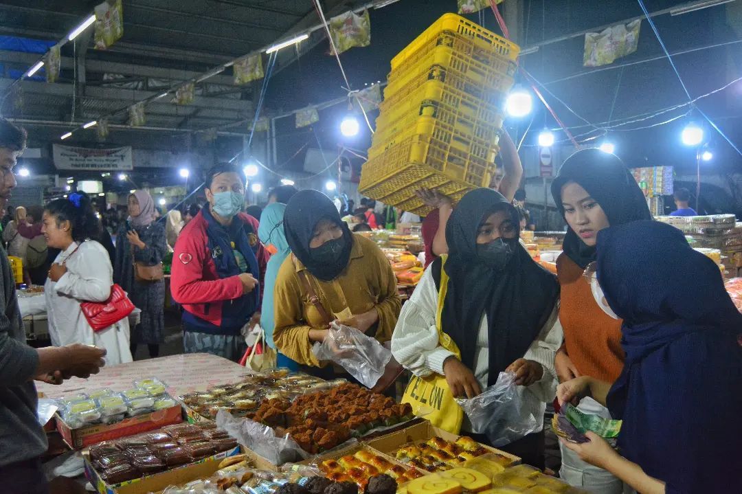 10 Fakta Pasar Kue Subuh Senen Surga Camilan Enak Dan Murah Nibble