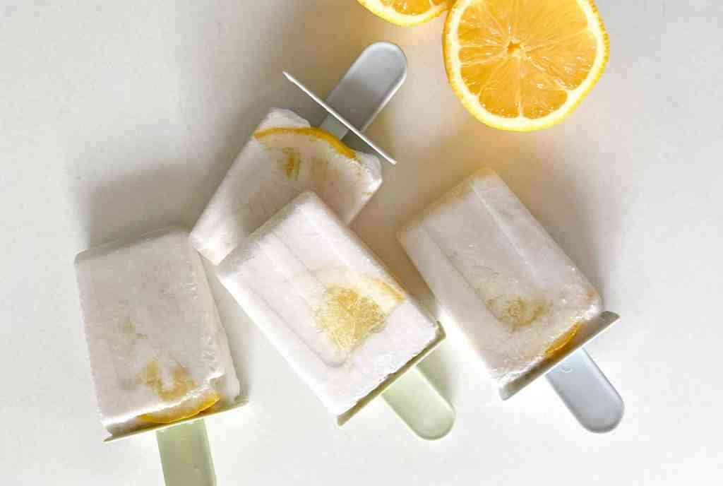 coconut lemonade popsicles with lemon slices 