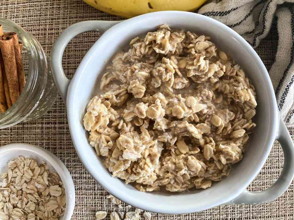 Cinnamon Roll Overnight Oats Ingredients: 1 ½ cups rolled oats 2 cups oat  milk ½ cup vanilla yogurt 1 tbsp brown sugar 1 tbsp chia…