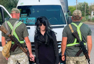 Переодягнений у жінку чоловік намагався втекти за кордон / dpsu.gov.ua/uk/news