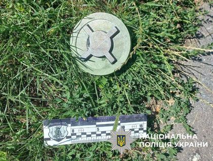 У Києві знайшли макет міни на дитячому майданчику / t.me/gunpKyiv