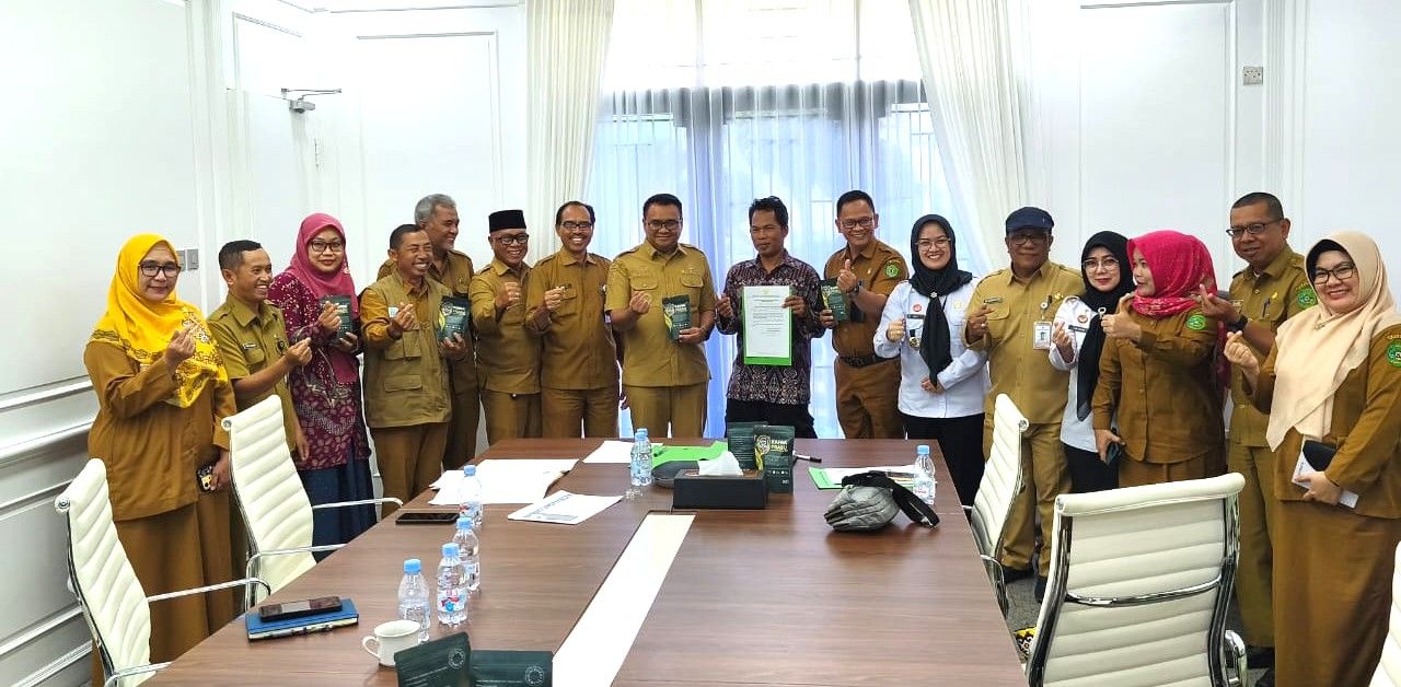 https://ik.imagekit.io/nihigiuvu/Audiensi%20MPIG%20Kopi%20Prangat%20Baru%20dengan%20Bupati%20Kukar.jpeg?updatedAt=1758124258351