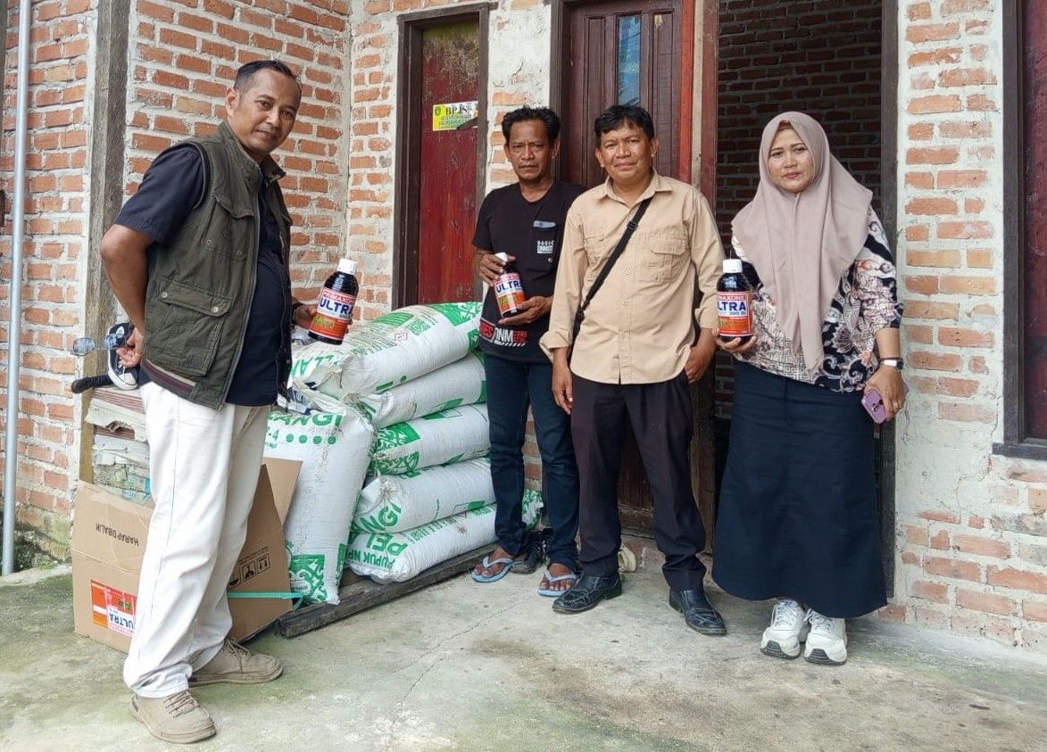 https://ik.imagekit.io/nihigiuvu/Bantuan%20pupuk%20dan%20pestisida.jpeg?updatedAt=1758116001151