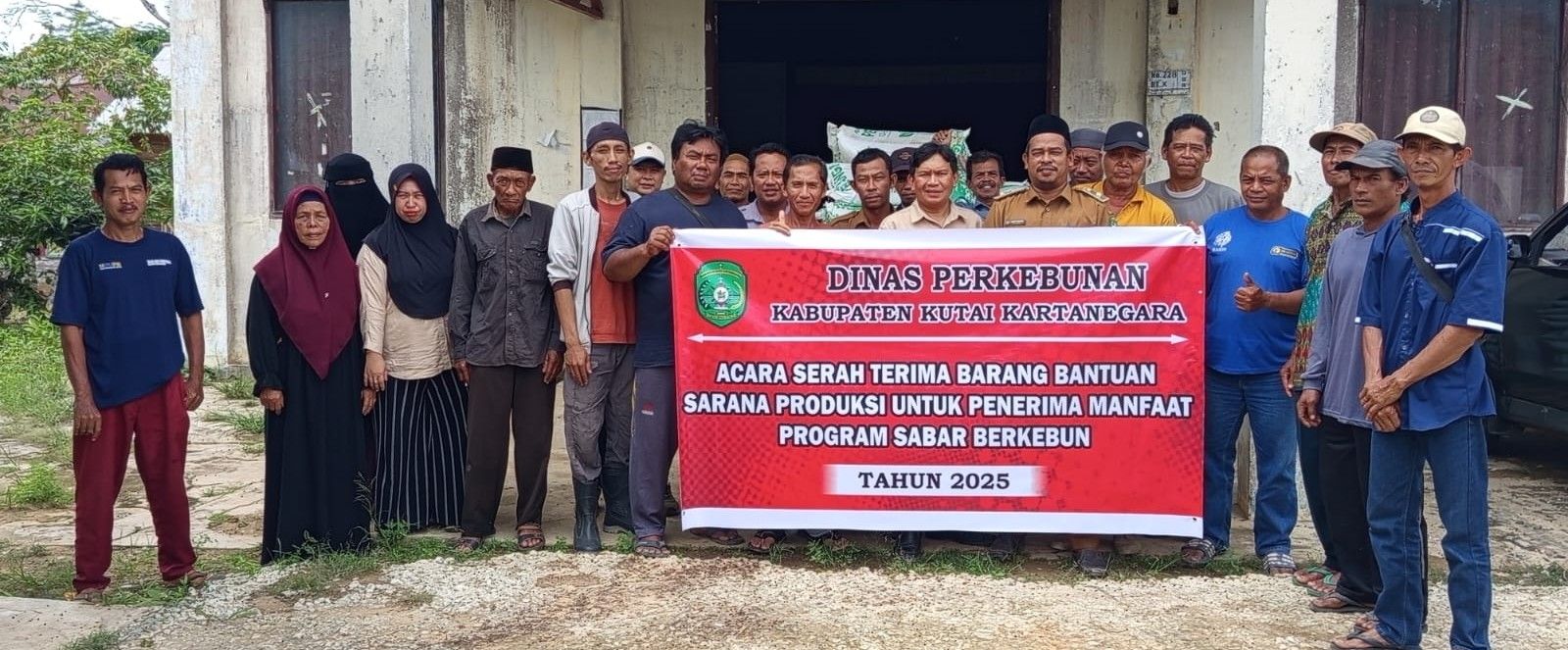 https://ik.imagekit.io/nihigiuvu/Foto%20Bersama%20Kelompok%20Tani(2).jpeg?updatedAt=1758116000448