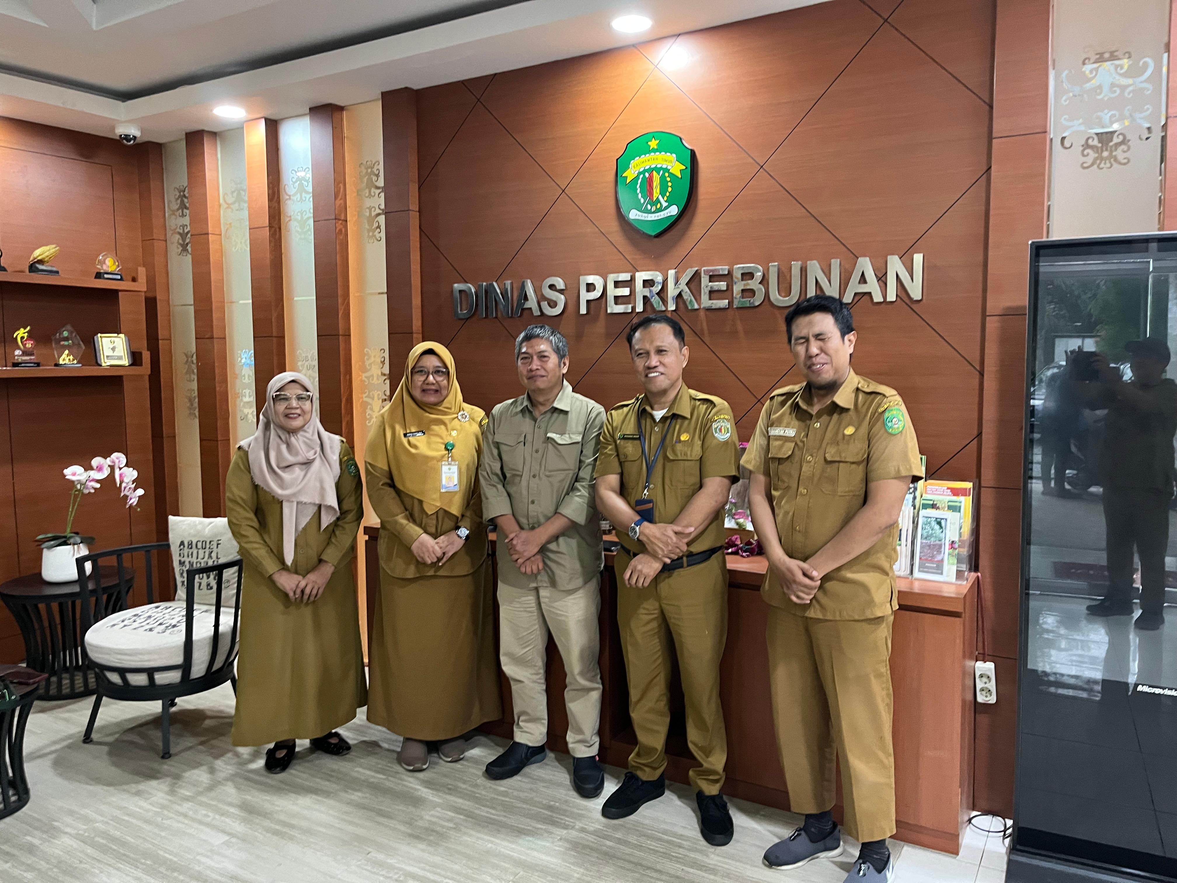 https://ik.imagekit.io/nihigiuvu/Upload%20Foto%20Siska/Foto%20bersama%20Kabid%20Usaha%20Disbun%20Kaltim.jpeg?updatedAt=1752669622319