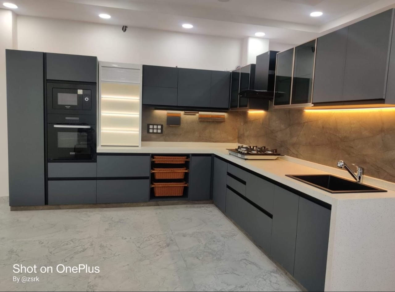 Modern L-shaped Kitchen Design With a Luxurious Ambience