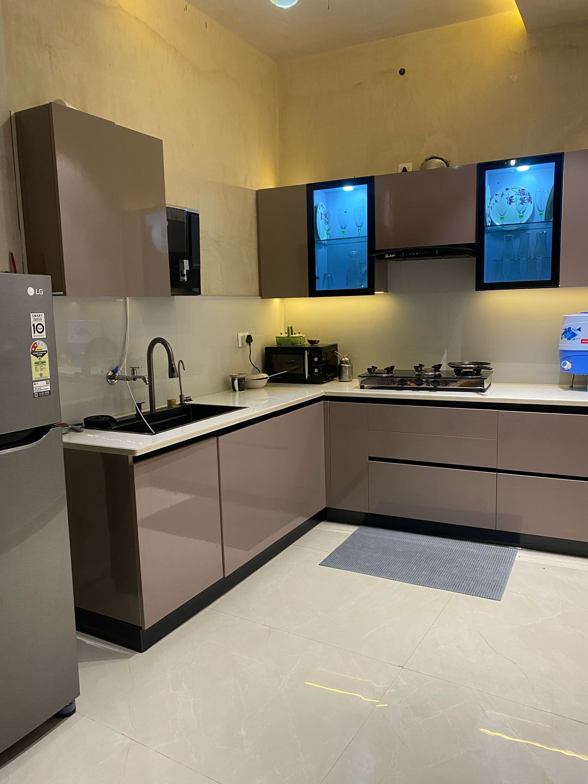 Stylish L-shaped Kitchen Design With a Luxurious Ambience