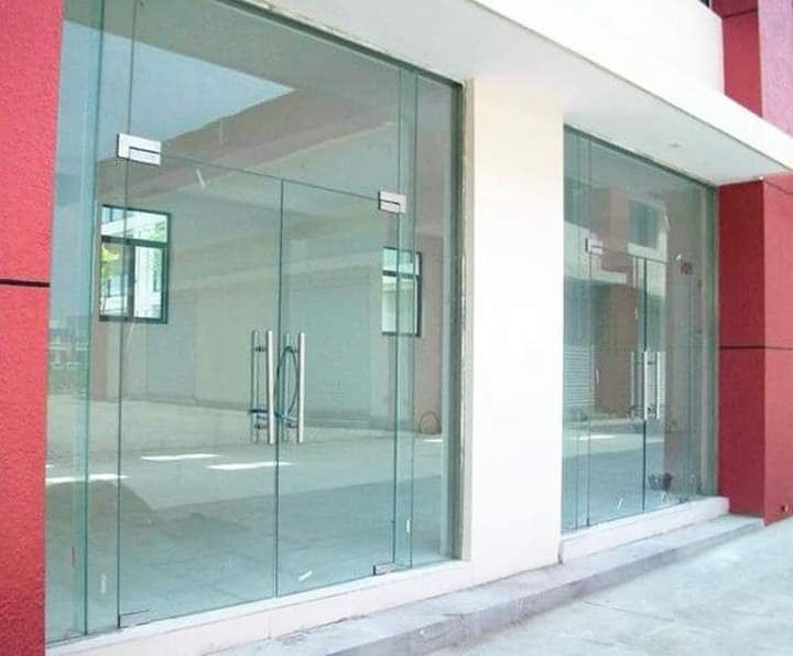 Door in comercial building structure glazing with toughed glass