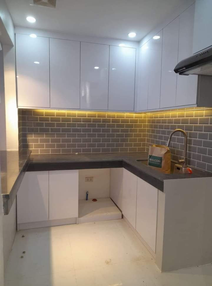 Modern Small U-Shaped Kitchen Design with Granite Countertop