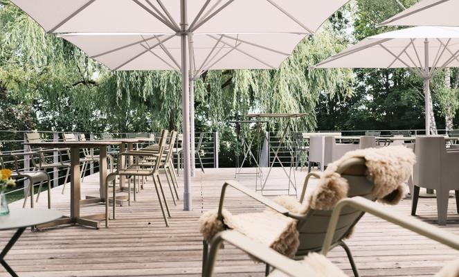Eine Terrasse mit weißen Sonnenschirmen