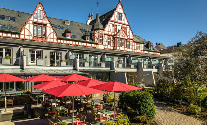 Rote Sonnenschirme vor einem Wellnesshotel