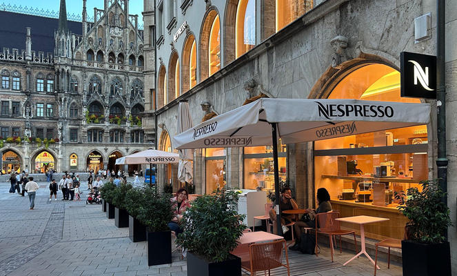 Kaffee Altstadt mit weißen Sonnenschirmen