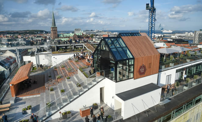 Bartheke mit blauen Sonnenschirmen