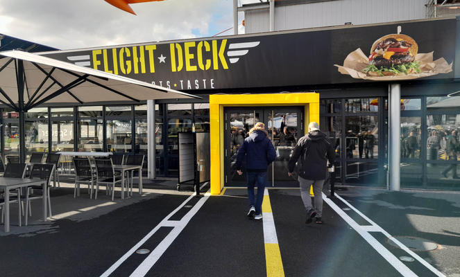 Technisches Museum Sinsheim mit Sonnenschirmen