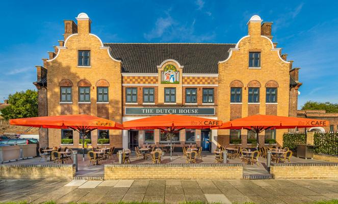 Rote Sonnenschirme an einem Caffe in London