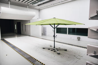 Green centre pole parasol in the wind tunnel