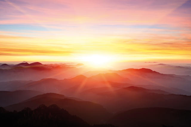 Sonnenaufgang in den Bergen