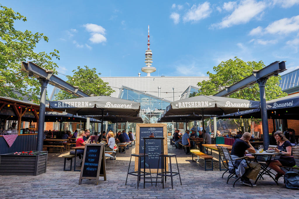 Terrasse mit schwarzen Sonnenschirmen