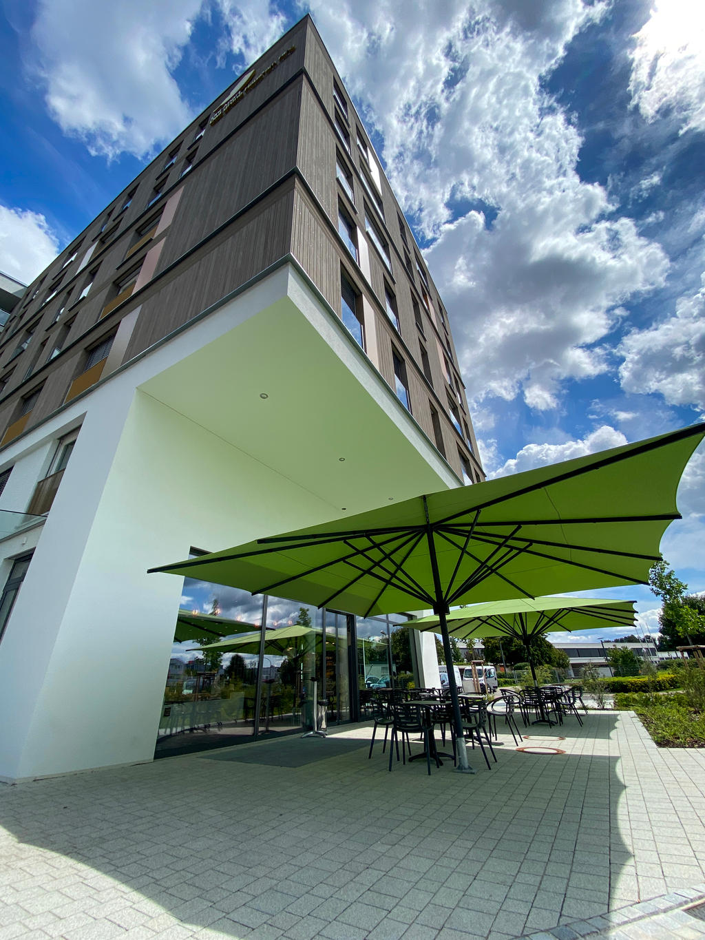 Terrasse mit lindgrünen Sonnenschirmen