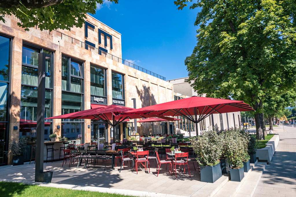 Terrasse mit roten Sonnenschirmen