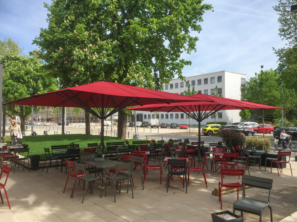 Terrasse mit roten Sonnenschirmen