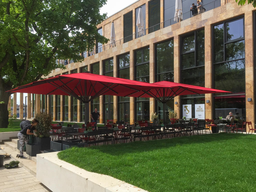 Terrasse mit roten Sonnenschirmen