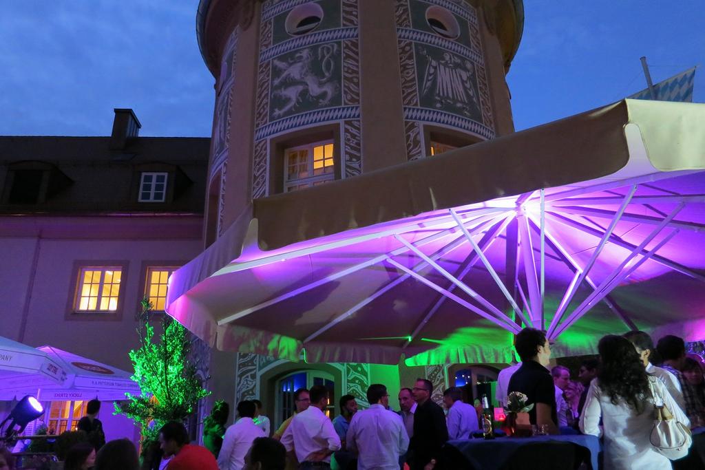 Bar Ludwig mit braunen ALBATROS Schirmen Ein Außenbereich einer Bar in der Innenstadt mit braunen Sonnenschirmen