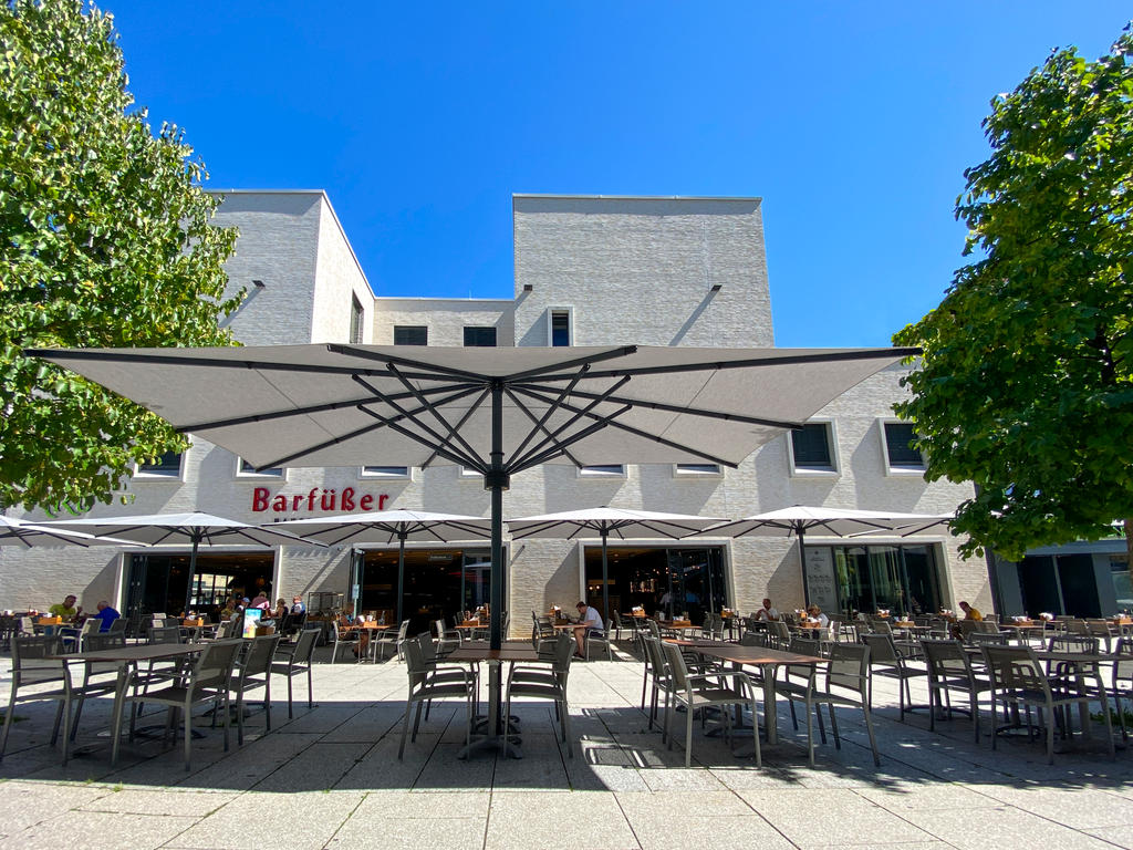 Terrasse mit weißen Sonnenschirmen