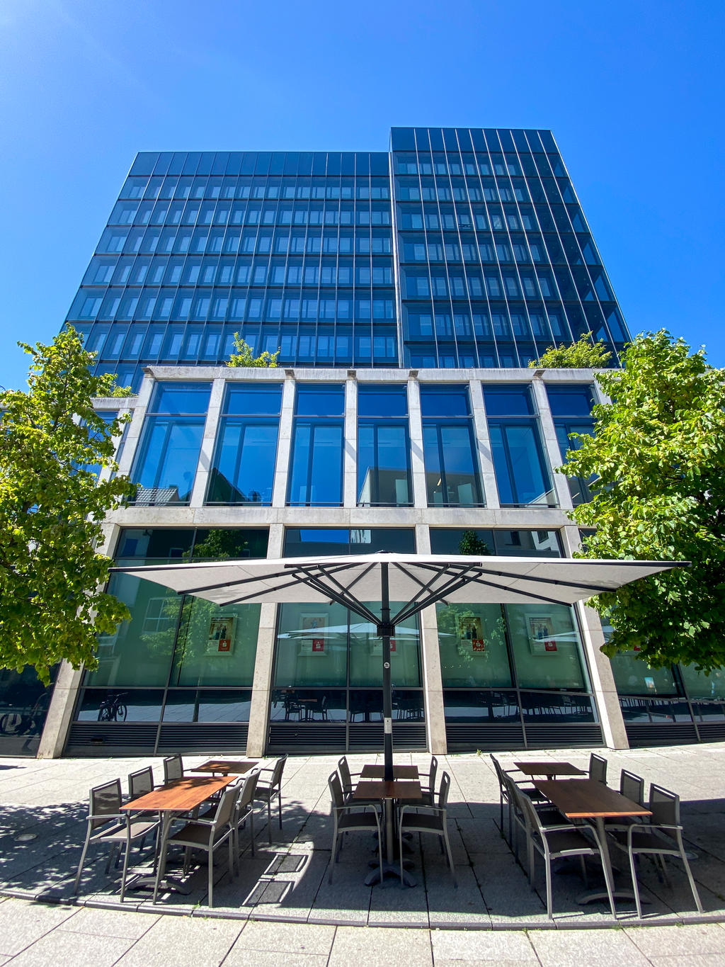 Barfüßer Göppingen mit weißen ALBATROS Sonnenschirmen Terrasse mit weißen Sonnenschirmen