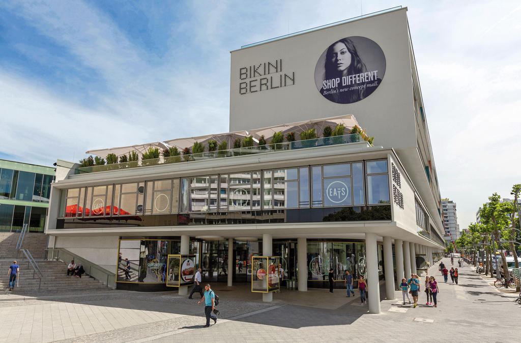 Bikini in Berlin mit beige ALBATROS Schirmen Terrasse mit beige Sonnenschirmen