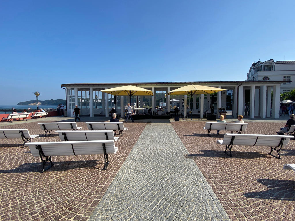 Binzer Bucht in Binz Deutschland mit gelben SCHATTELLO Schirmen Öffentlicher Platz mit gelben Sonnenschirmen
