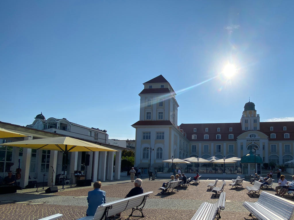 Binzer Bucht in Binz Deutschland mit gelben SCHATTELLO Schirmen Öffentlicher Platz mit gelben Sonnenschirmen