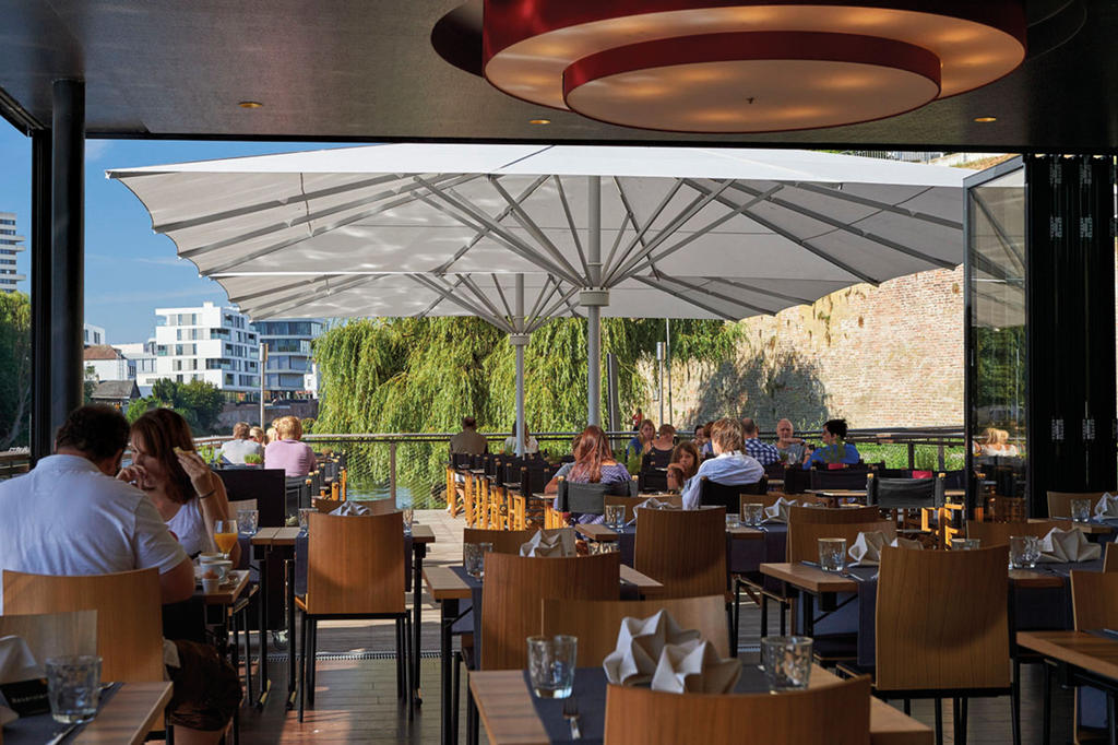 Terrasse mit weißen Sonnenschirmen