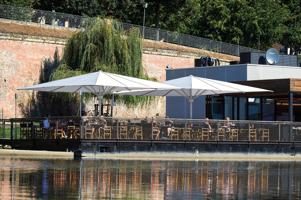 Terrasse mit weißen Sonnenschirmen