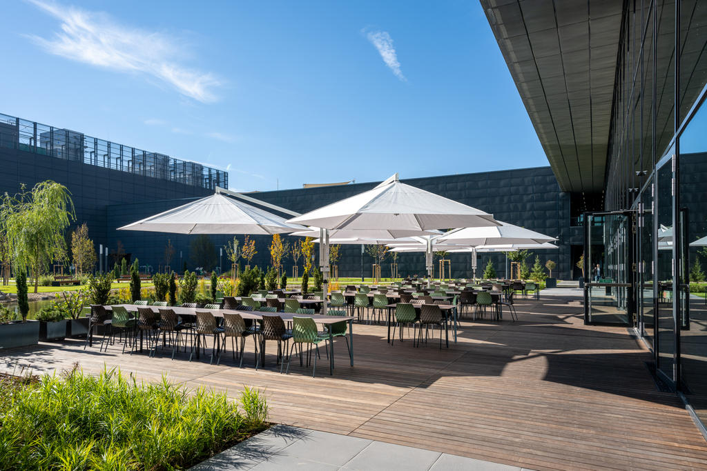 Terrasse mit weißen Sonnenschirmen