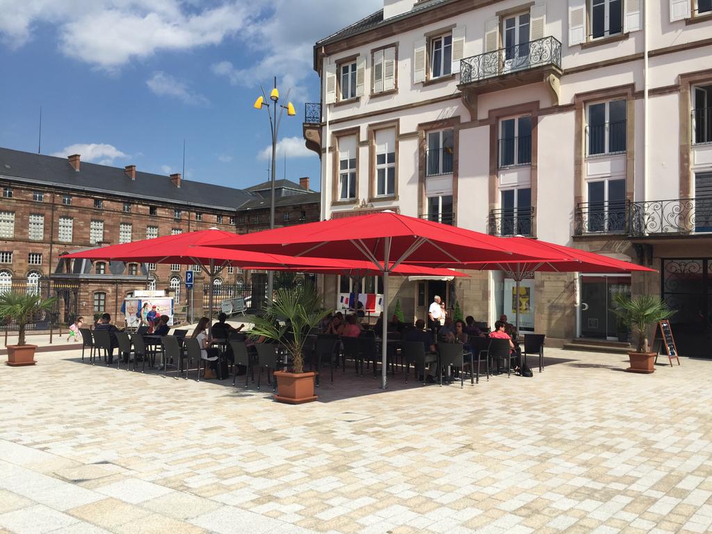 Terrasse mit roten Sonnenschirmen