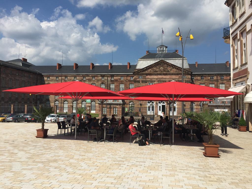 Terrasse mit roten Sonnenschirmen