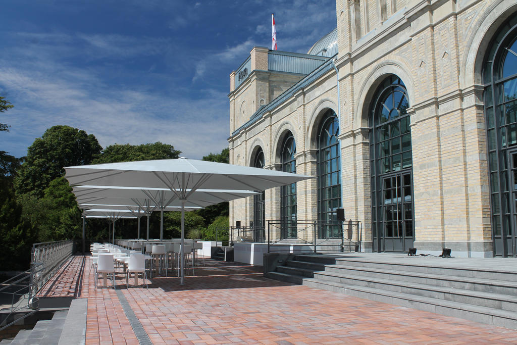 Terrasse mit weißen Sonnenschirmen