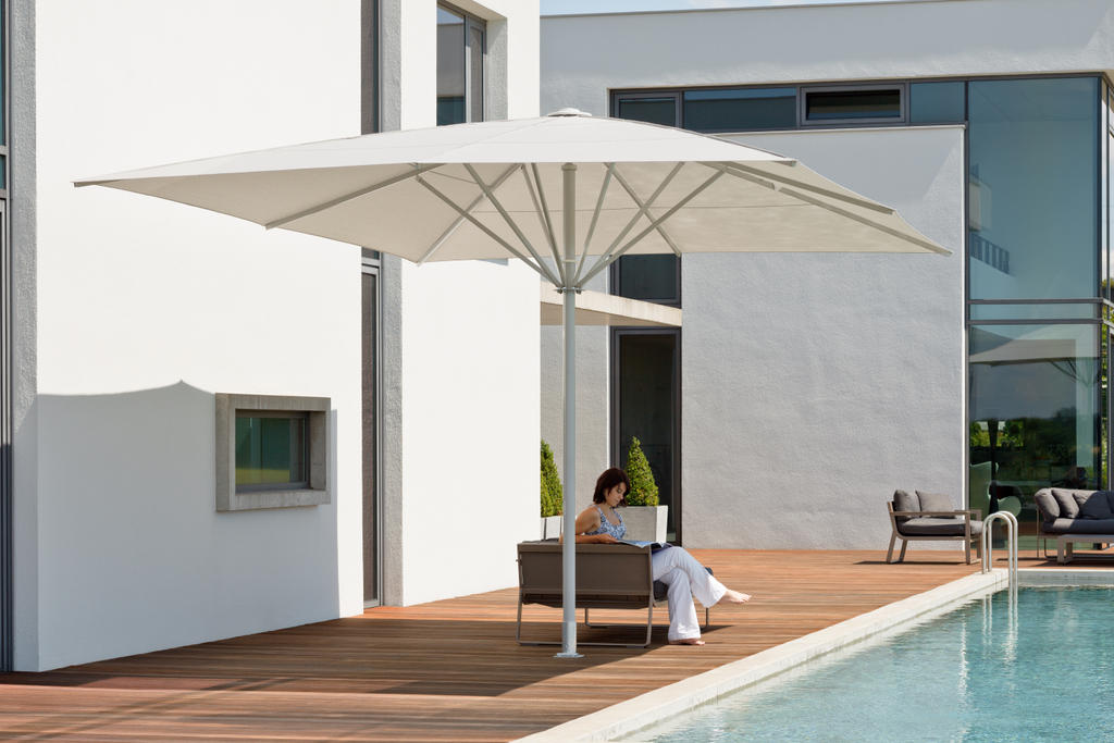 EinmalEins Burgrieden mit beige SCHATTELLO Schirm Terrasse mit einem gelben Sonnenschirm