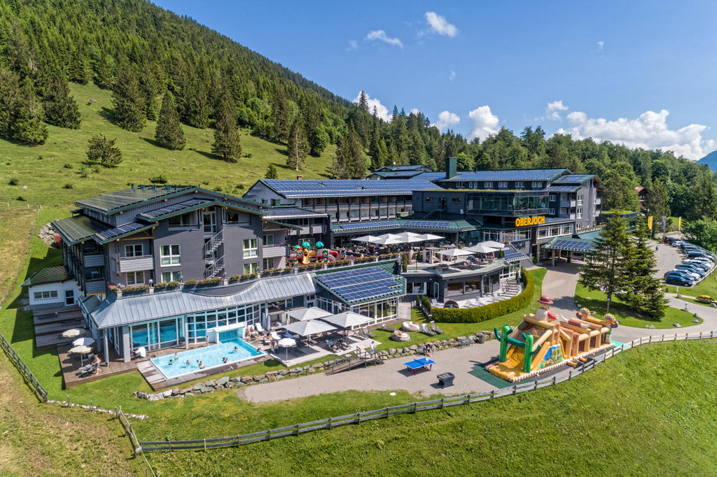Familux Resort, Oberjoch mit beigen SCHATTELLO Schirmen Terasse in den Bergen mit beigen Sonnenschirmen