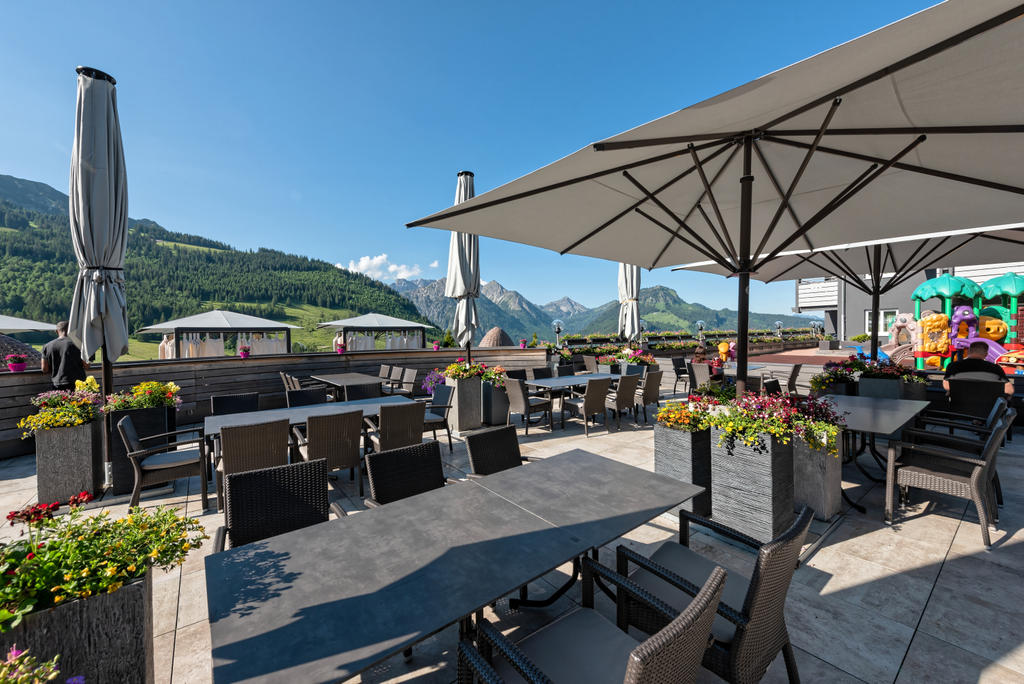 Familux Resort, Oberjoch mit beigen SCHATTELLO Schirmen Terasse in den Bergen mit beigen Sonnenschirmen