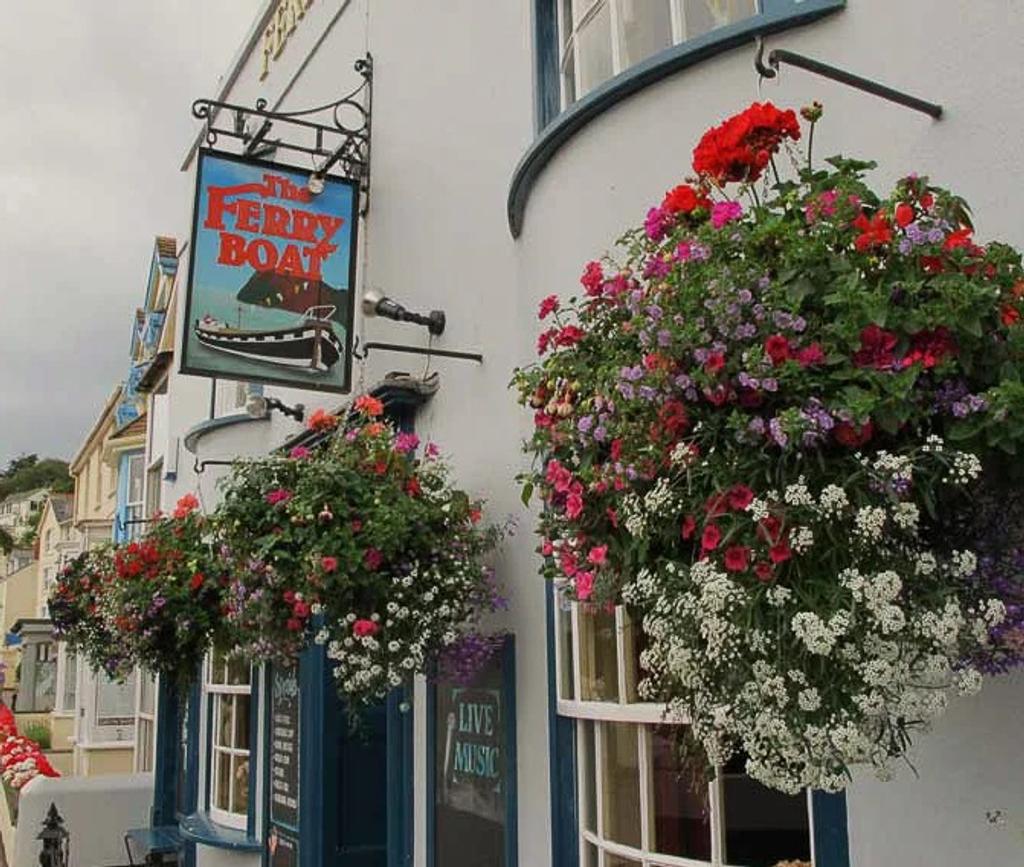 Entrée d'un pub en Angleterre avec décoration florale