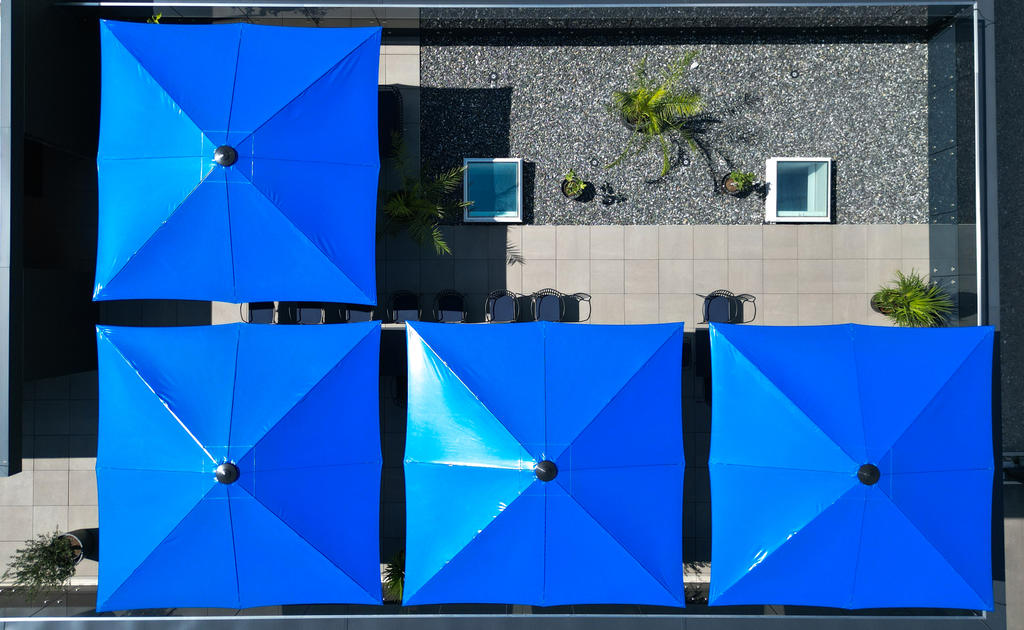 Dachterrasse mit blauen Sonnenschirmen