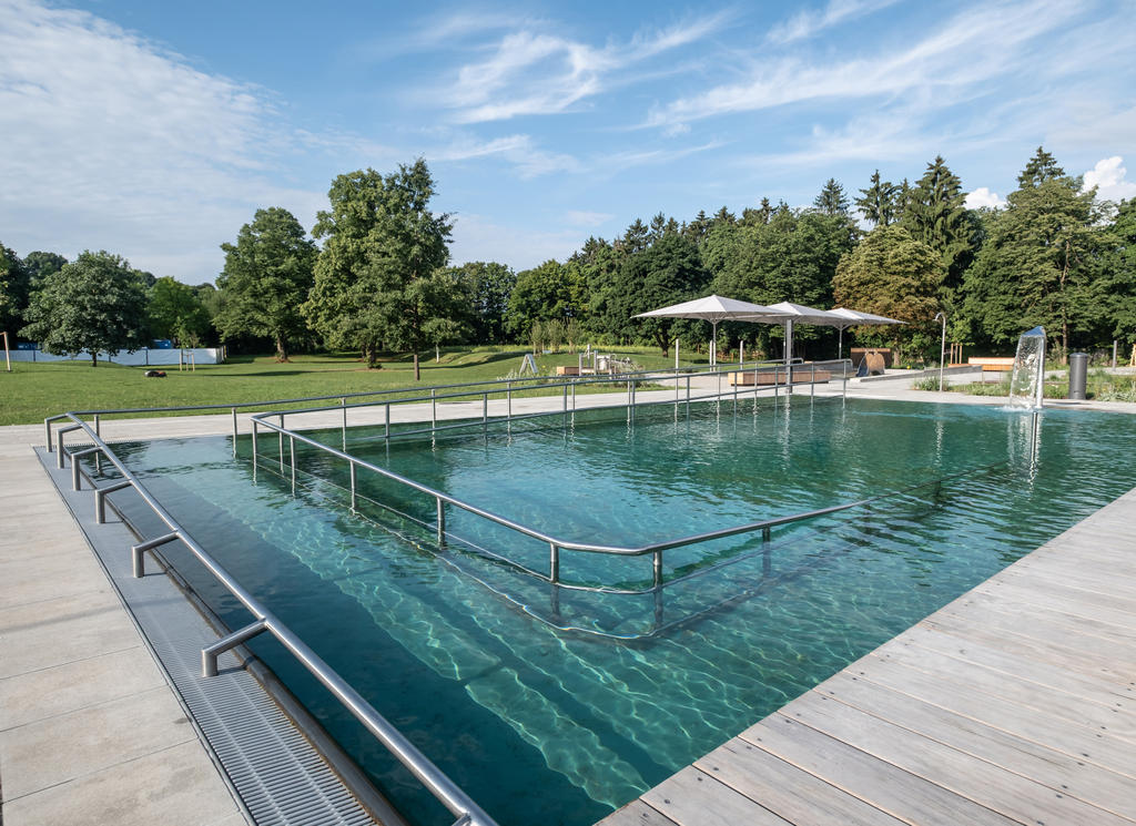Freibad mit weißen Albatros Schirmen Freibad mit einem Kinderbecken und weißen Sonnenschirmen