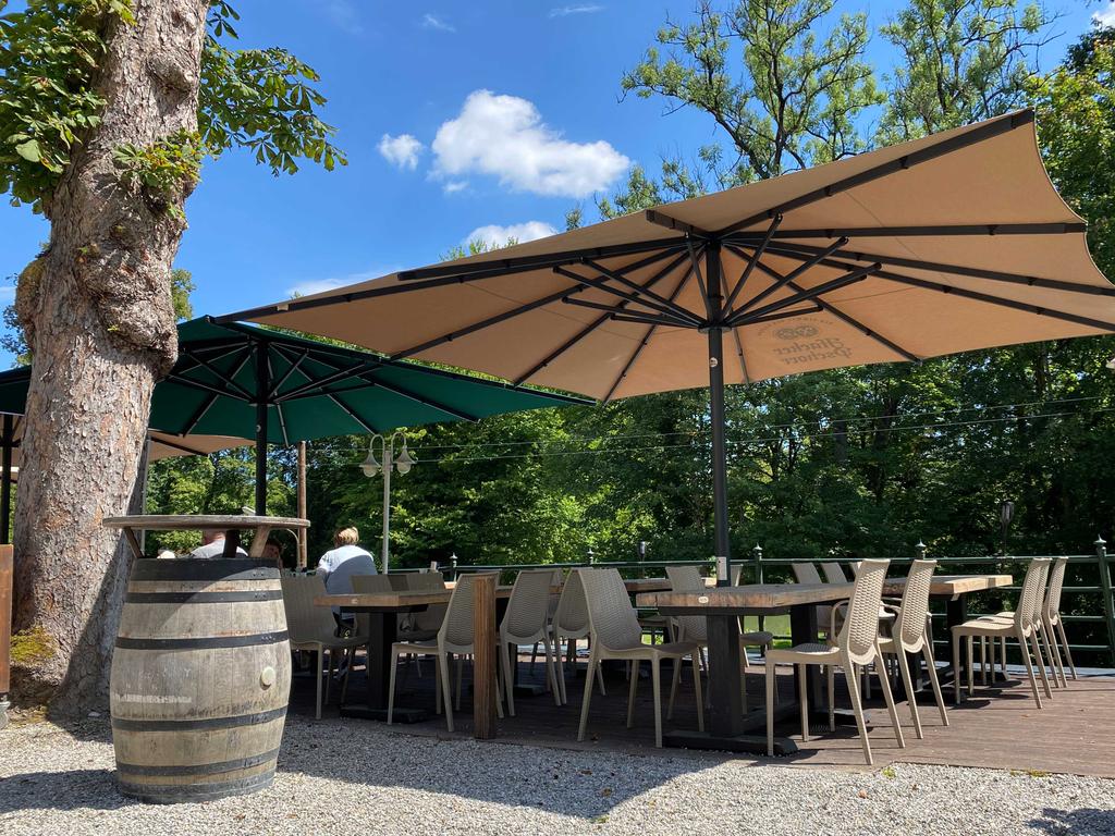 Gasthof Hinterbrühl am See, Munich with brown and green ALBATROS parasols A terrace with green and brown parasols