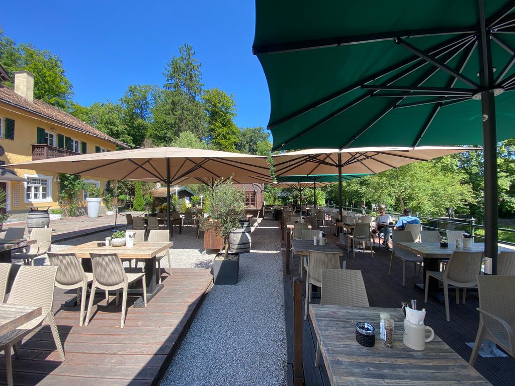 Gasthof Hinterbrühl am See, Munich with brown and green ALBATROS parasols A terrace with green and brown parasols
