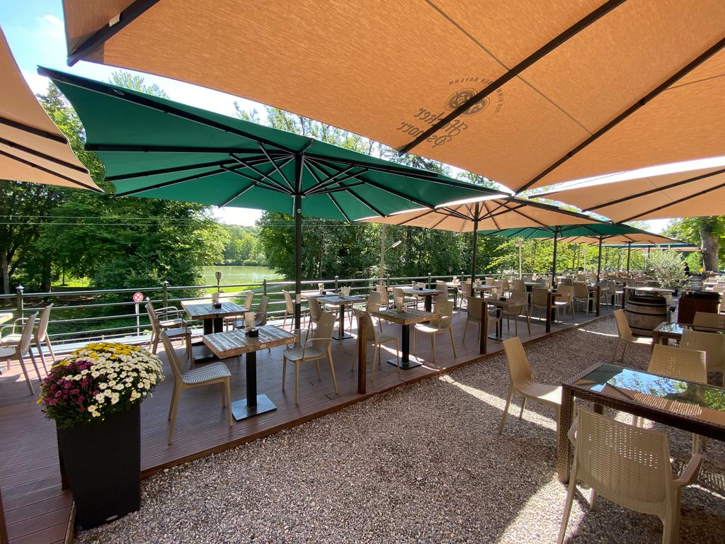Gasthof Hinterbrühl am See, Munich with brown and green ALBATROS parasols A terrace with green and brown parasols