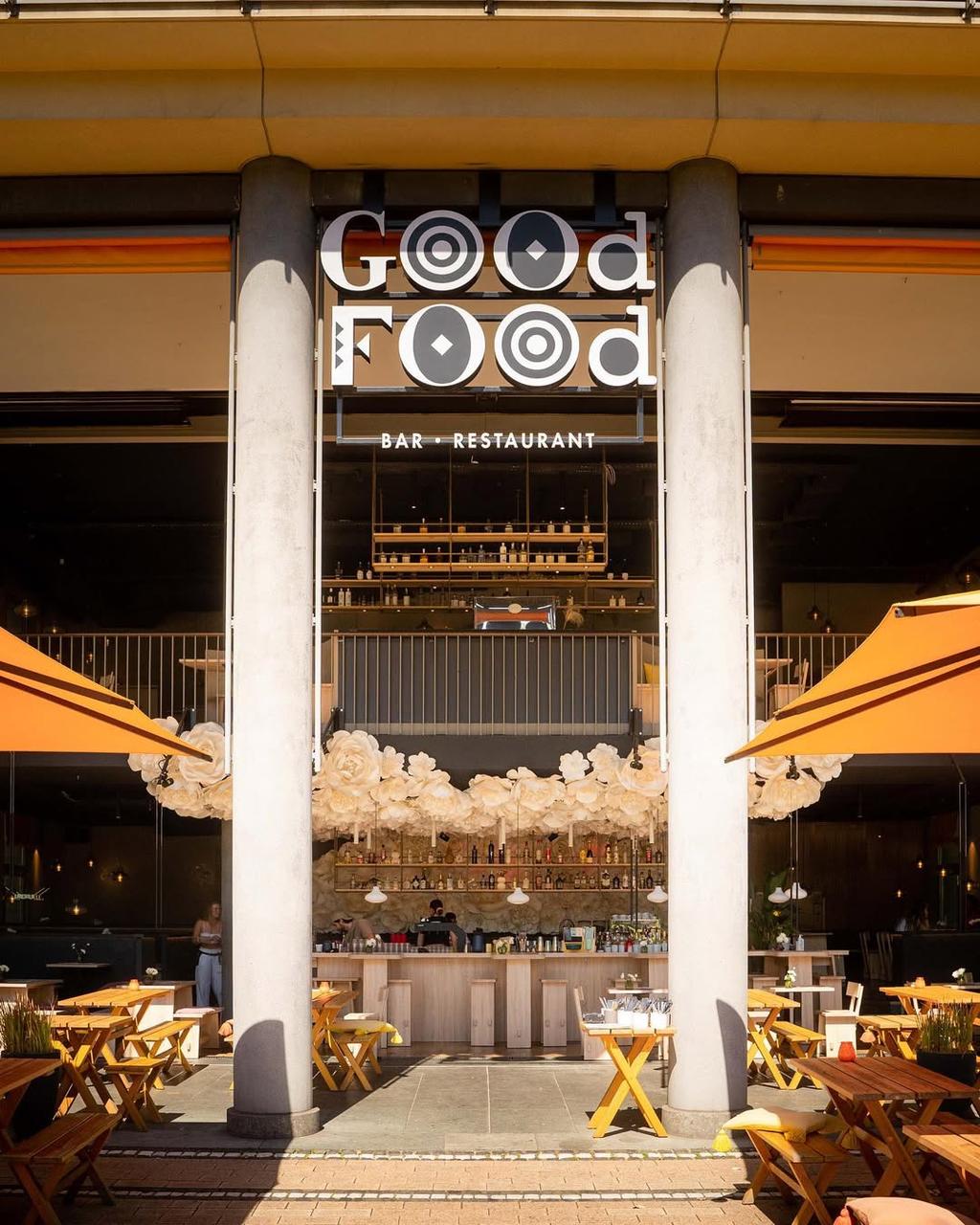 Good Food, Köln mit braunen FILIUS Schirmen Restaurant in der Stadt mit orangenen Sonnenschirmen