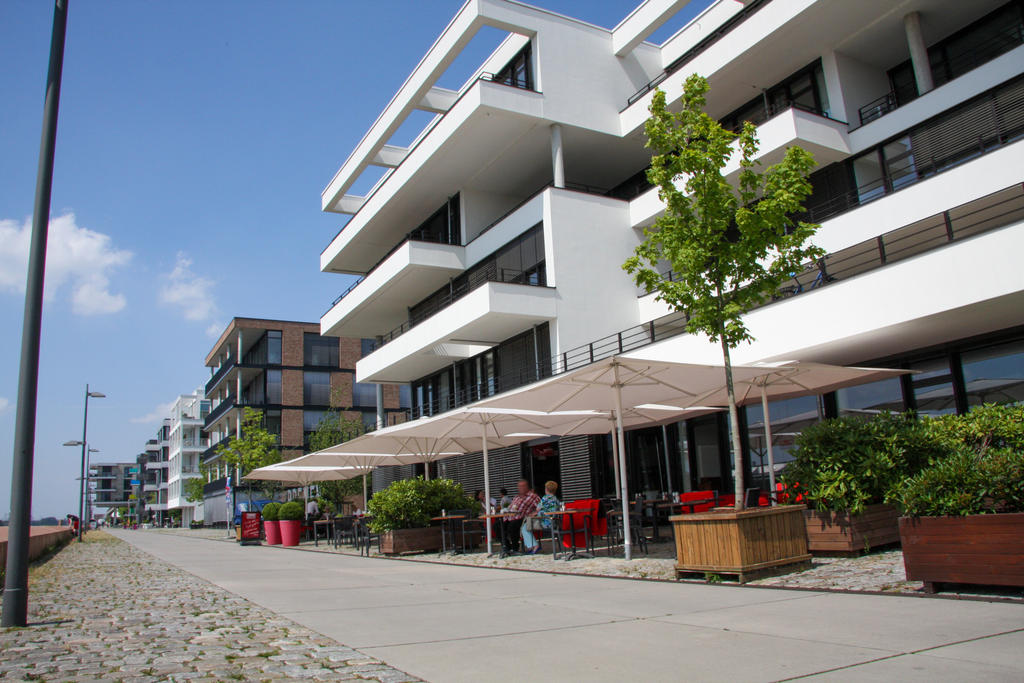 Terrasse mit weißen Sonnenschirmen