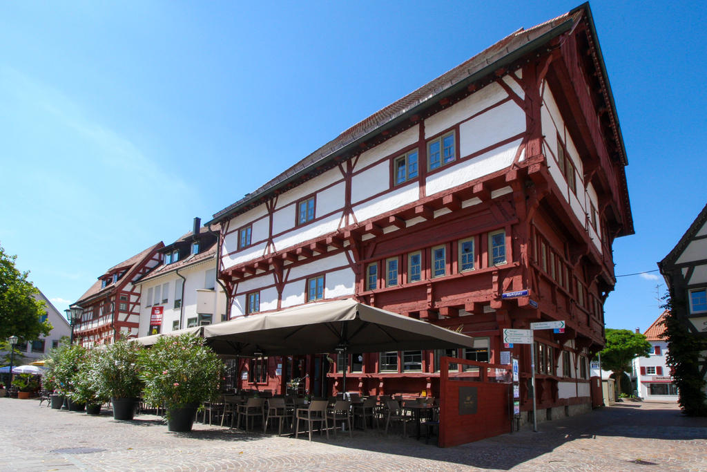 Terrasse mit beige Sonnenschirmen